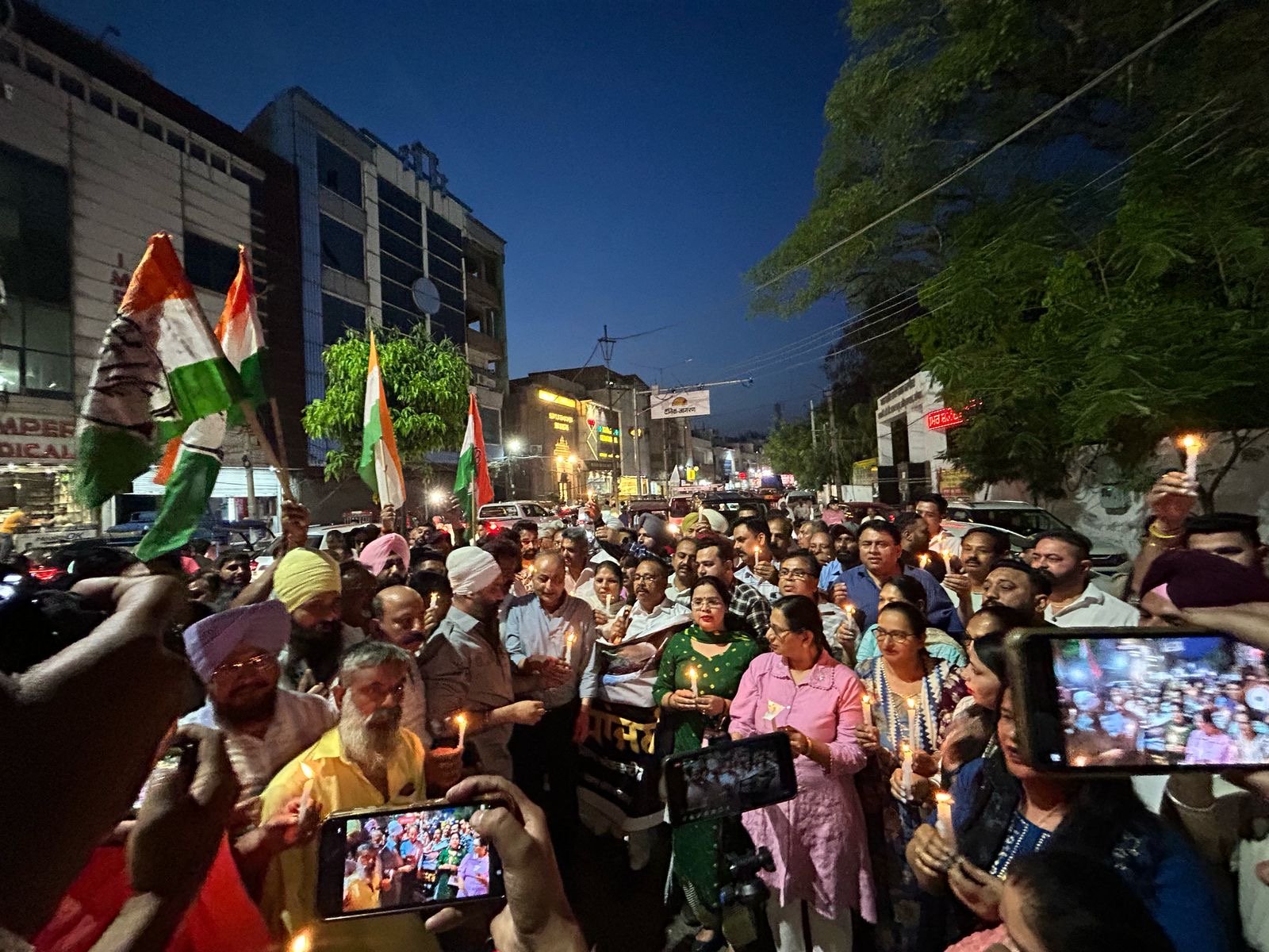 ਜਿਲਾ ਕਾਂਗਰਸ ਕਮੇਟੀ ਜਲੰਧਰ ਸ਼ਹਿਰੀ ਵਲੋ ਪਹਿਲਗਾਮ ਵਿਖੇ ਸੈਲਾਨੀਆਂ ਉਪਰ ਹੋਏ ਅੱਤਵਾਦੀ ਹਮਲੇ ਦੇ ਸੰਬੰਧ ਵਿਚ ਕੱਢਿਆ ਕੈਂਡਲ ਮਾਰਚ