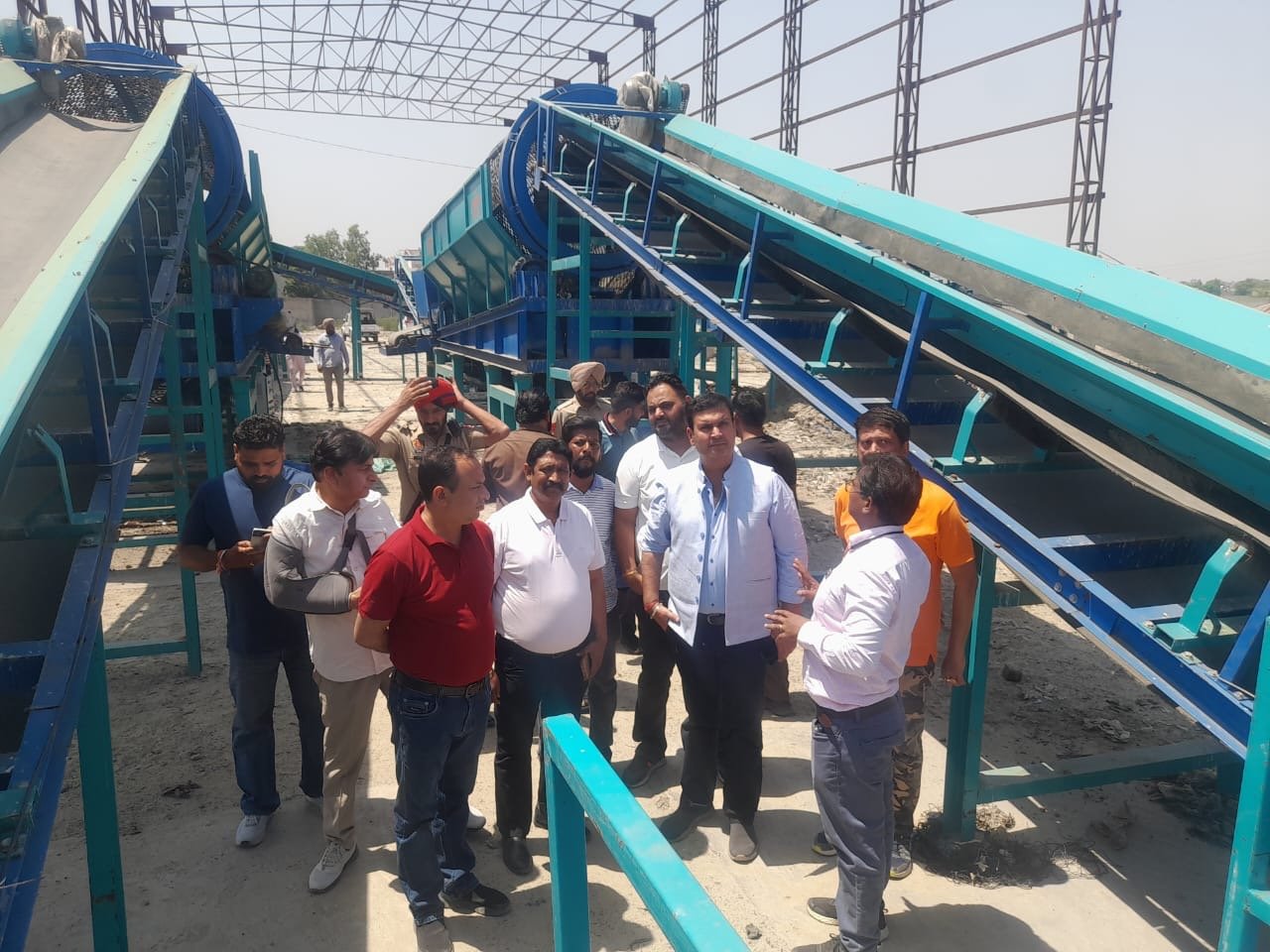 ਮੇਅਰ ਵਨੀਤ ਧੀਰ ਨੇ ਬਰਿਆਣਾ ਬਾਇਓਮਾਇੰਗ ਪ੍ਰੋਜੈਕਟ  ਦਾ ਦੌਰਾ ਕਰਕੇ ਟ੍ਰਾਇਲ ਦੇਖਿਆ ।