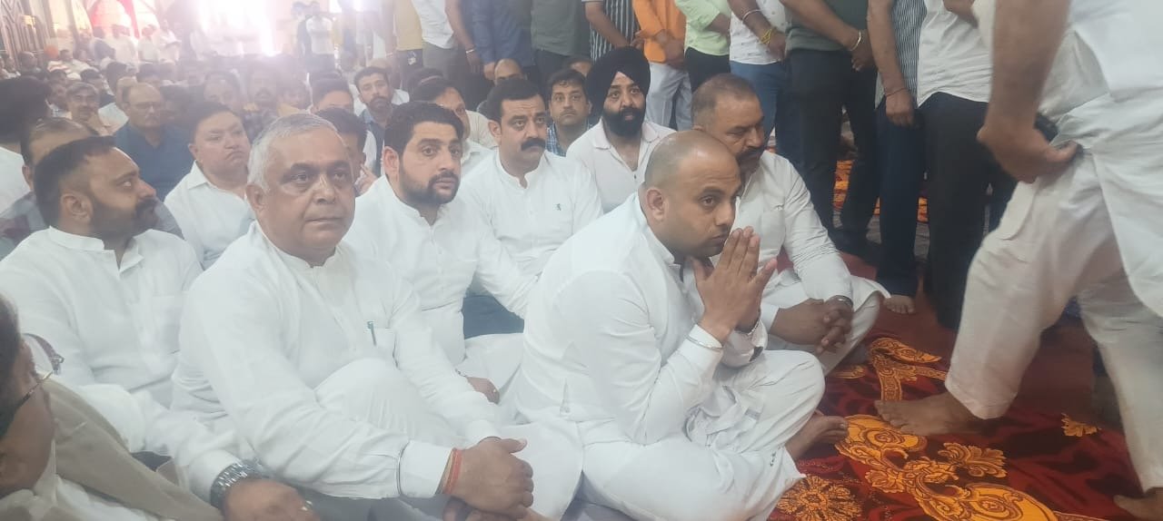 *जिला भाजपा महामंत्री अशोक सरीन हिक्की के पिता स्व. विनोद कुमार सरीन को सैकड़ों लोगों ने दी भावभीनी श्रद्धांजलि*
