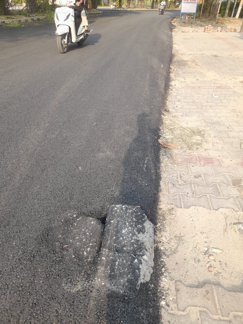 ਬਿਨਾਂ ਅਫਸਰਾਂ ਦੀ ਬਿਨਾਂ ਦੇਖ-ਰੇਖ ਤੋਂ, ਬਿਨਾਂ ਸਫਾਈ ਅਤੇ ਤਿਆਰੀ ਤੋਂ ਅਰਬਨ ਅਸਟੇਟ 2 ਦੀ ਸੜਕ ਤੇ ਲੁੱਕ ।