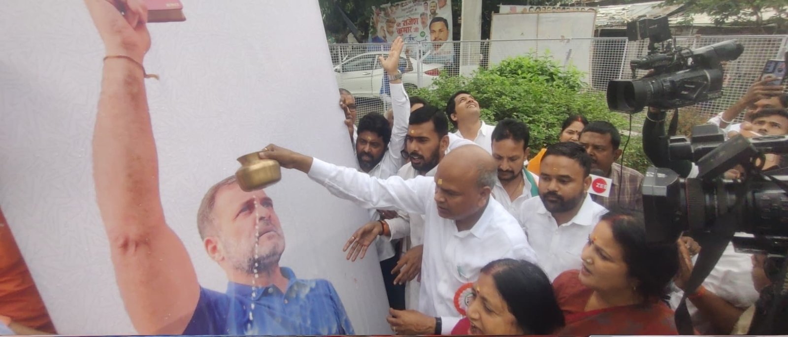 *जातिगत जनगणना के फैसले पर बाबा साहब व राहुल गांधी को कांग्रेसियों ने दूध और गुलाब से नहलाया*