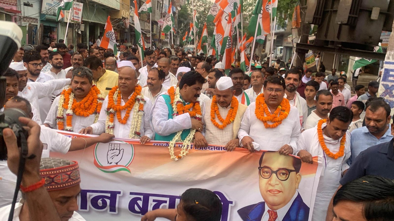 गया में आयोजित आज संविधान बचाओ  पदयात्रा प्रदेश कांग्रेस अध्यक्ष श्री राजेश राम एवं बिहार के सह प्रभारी सुशील पासी का आयोजन किया गया ।