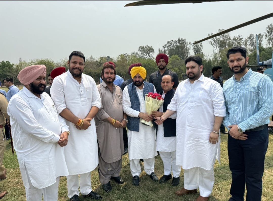 ਆਮ ਆਦਮੀ ਪਾਰਟੀ ਦੇ ਸੀਨੀਅਰ ਨੇਤਾ ਗਗਨਦੀਪ ਸਿੰਘ ਕਾਕੂ ਆਲੂਵਾਲੀਆ ਨੇ ਮੁੱਖ ਮੰਤਰੀ ਸਰਦਾਰ ਭਗਵੰਤ ਸਿੰਘ ਮਾਨ ਫੁੱਲਾਂ ਦਾ ਗੁਲਦਸਤਾ ਦੇ ਕੇ ਸਵਾਗਤ ਕੀਤਾ ।