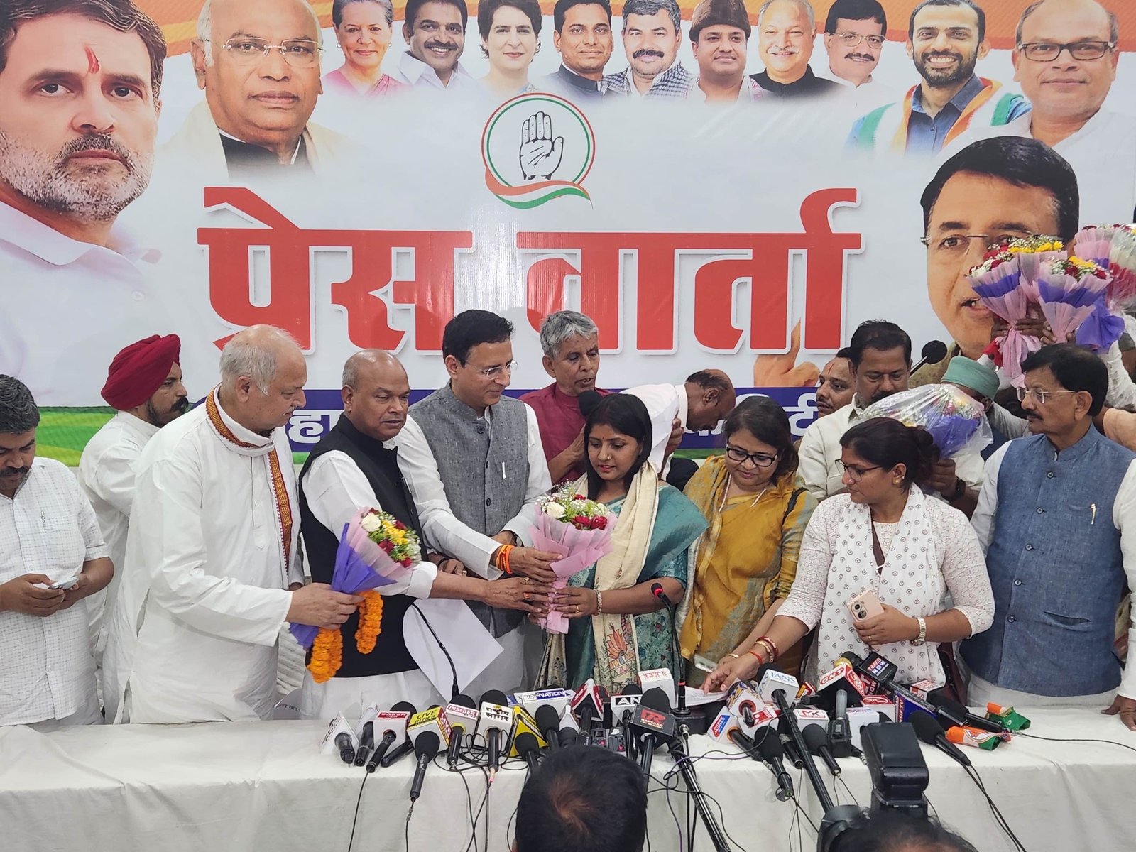 गया जिला परिषद अध्यक्ष नैना कुमारी अपने सैंकड़ों समर्थकों के साथ हुई कांग्रेस में शामिल