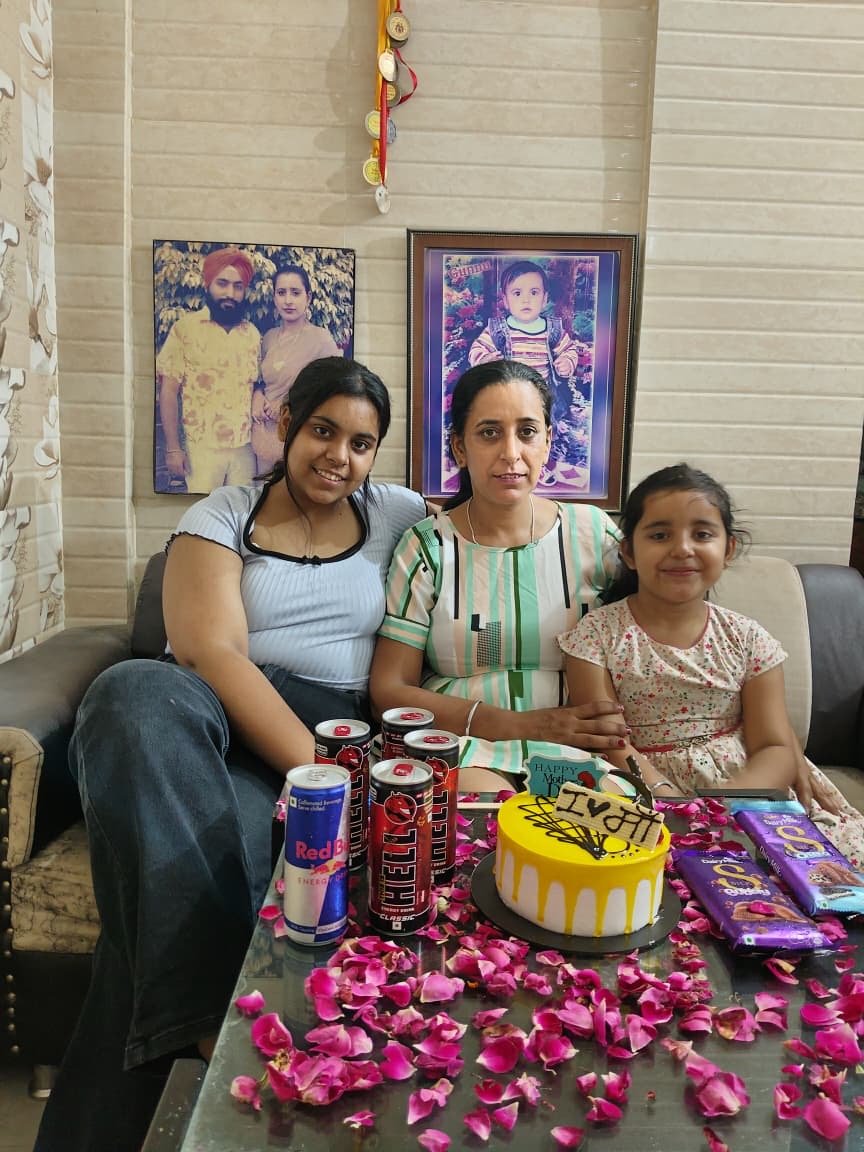 ਜੈਸਮੀਨ ਕੌਰ ਨਰੂਲਾ   ਨੇ ਕੇਕ ਕੱਟ ਕੇ ਮਨਾੲਇਆ ਮਦਰ ਡੇ ।