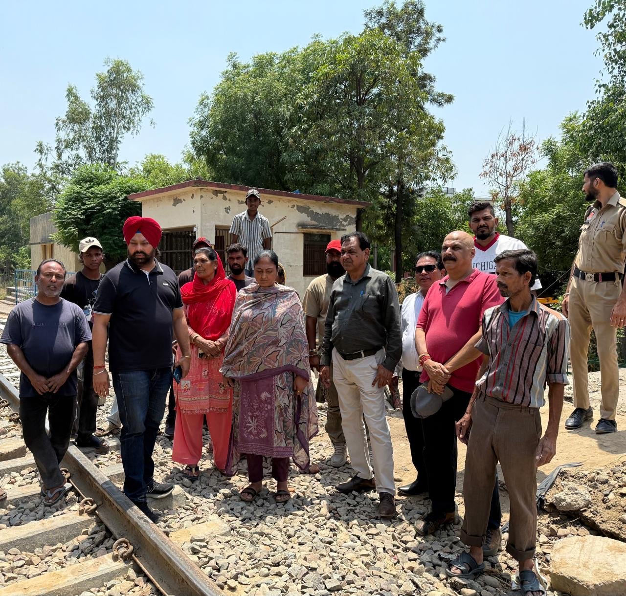 ਅਰਬਨ ਸਟੇਟ ਜੋ ਫਾਟਕ ਬੰਦ ਹੋਏ ਨੇ ਉੱਥੇ ਪਹੁੰਚੇ ਹਲਕਾ ਕੈਂਟ ਇੰਚਾਰਜ ਅਤੇ ਇੰਪਰੂਮ ਟਰਸਟ ਦੇ ਚੇਅਰਮੈਨ ਰਾਜਵਿੰਦਰ ਕੌਰ ਥਿਆੜਾ ਮੌਕੇ ਤੇ ਪਹੁੰਚੇ ਥ।