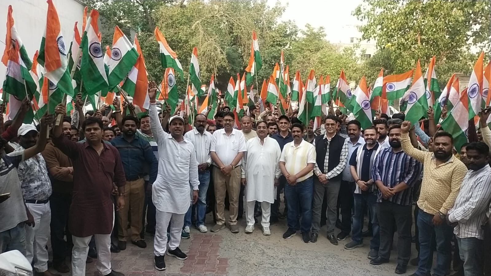 शहर के पूर्व मेयर एवं भाजपा पंजाब प्रदेश के महामंत्री राकेश राठौर ने आज राष्ट्रीय सुरक्षा मंच की और से निकाली तरंगा यात्रा  में हुए शामिल । 