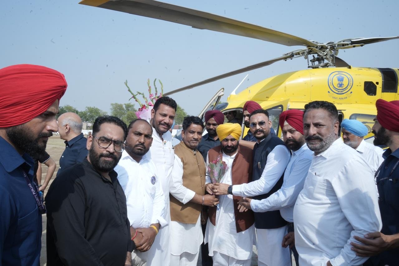 ਪੰਜਾਬ ਦੇ ਮੁੱਖ ਮੰਤਰੀ ਸਰਦਾਰ ਭਗਵੰਤ ਸਿੰਘ ਮਾਨ ਨਸ਼ੇ ਵਿਰੁੱਧ ਜੋ ਯੁੱਧ ਸਬੰਧ ਵਿੱਚ ਜਲੰਧਰ ਪਹੰਚਣ ਤੇ ਹੈਲੀਪੈਡ ਤੇ ਡਿਪਟੀ ਮੇਅਰ ਮਲਕੀਤ ਸਿੰਘ ਅਤੇ ਕੌਂਸਲਰ ਮਿੰਟੂ ਜੁਨੇਜਾ ਨੇ ਕੀਤਾ ਸਵਾਗਤ ।