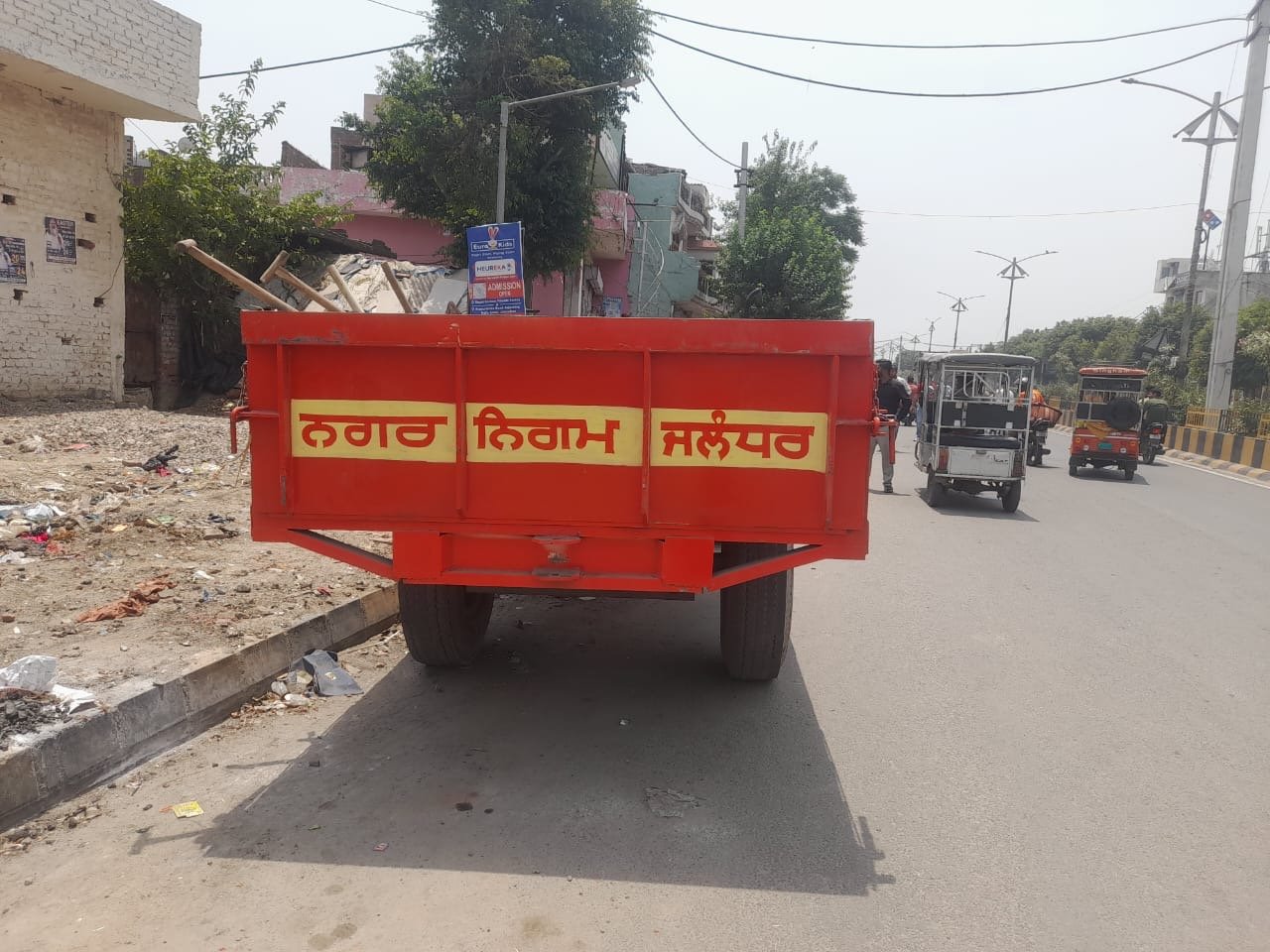 ਜਿਆਦਾ ਕਰਕੇ ਨਗਰ ਨਿਗਮ ਦੀਆਂ ਪਹਿਲੇ ਗੱਡੀਆਂ ਉੱਤੇ ਠੇਕੇਦਾਰਾਂ ਦਾ ਵੱਡਾ ਵੱਡਾ ਨਗਰ ਨਿਗਮ ਨਹੀਂ ਲਿਖਿਆ ਨਾਂ ਨੰਬਰ ਪੇ ਟਰੈਕਟਰ ਤੇ ਟਰੋਲੀਆਂ ਦੇ ਨਾ ਕਿਸੇ ਨੰਬਰ ਤੇ ਹੁੰਦਾ । 