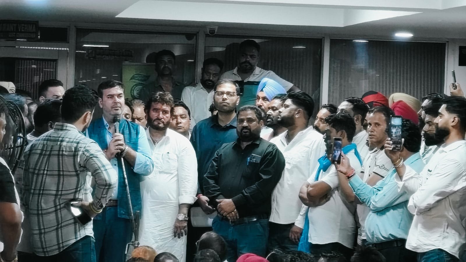 ਮੇਅਰ ਵਨੀਤ ਧੀਰ ਕਮਿਸ਼ਨਰ ਗੌਤਮ ਜੈਨ ਸਫਾਈ  ਨੇ ਸਫਾਈ ਸੇਵਕਾਂ ਦੀ ਹੜਤਾਲ ਖ਼ਤਮ ਕਰਵਾਈ । 