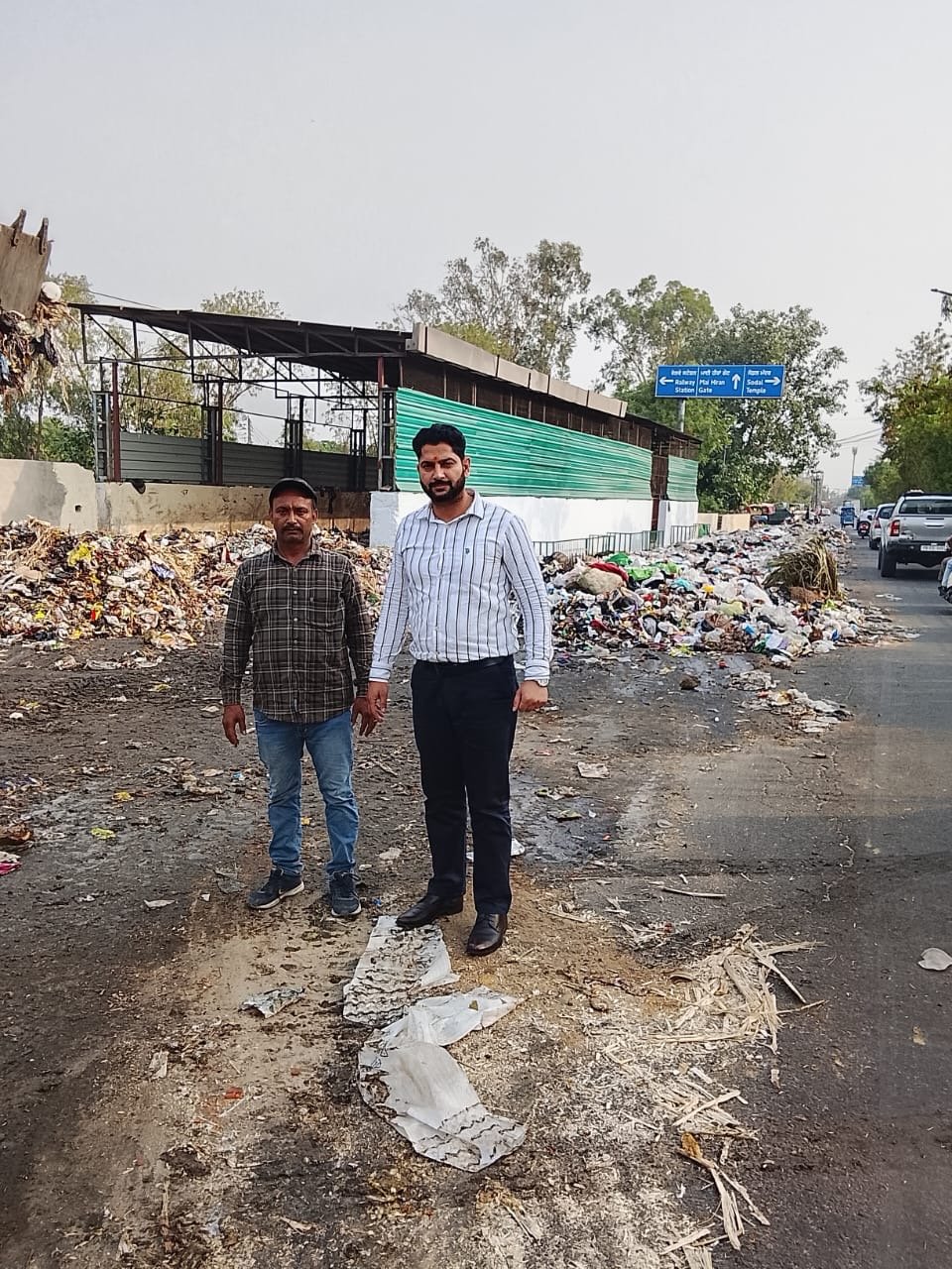 ਵਾਰਡ ਨੰਬਰ 76 ਤੋਂ ਰਜੇਸ਼ ਠਾਕੁਰ ਮੌਟੀ ਕੌਂਸਲਰ  ਨੇ ਅਪਣੇ ਵਾਰਡ ਦਾ ਕੰਮ ਸ਼ੁਰੂ ਕਰਵਾਇਆ ।