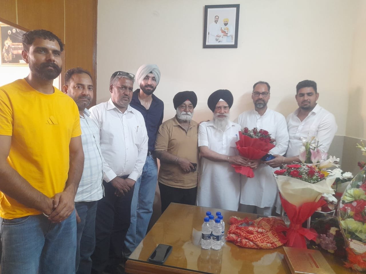 ਸ਼੍ਰੋਮਣੀ ਗੁਰਦੁਆਰਾ ਪ੍ਰਬੰਧਕ ਕਮੇਟੀ ਮੈਂਬਰ ਪਰਮਜੀਤ ਰਾਏਪੁਰ ਨੇ ਪਵਨ ਕੁਮਾਰ ਟੀਟੂ ਨੂੰ ਚੇਅਰਮੈਨ ਬਨਣ ਤੇ ਮੁਬਾਰਕਾਂ ਦੇ ਨਾਲ ਗੁਲਦਸਤਾ ਭੇਂਟ ਕਰਕੇ ਸਨਮਾਨਿਤ ਕੀਤਾ ॥