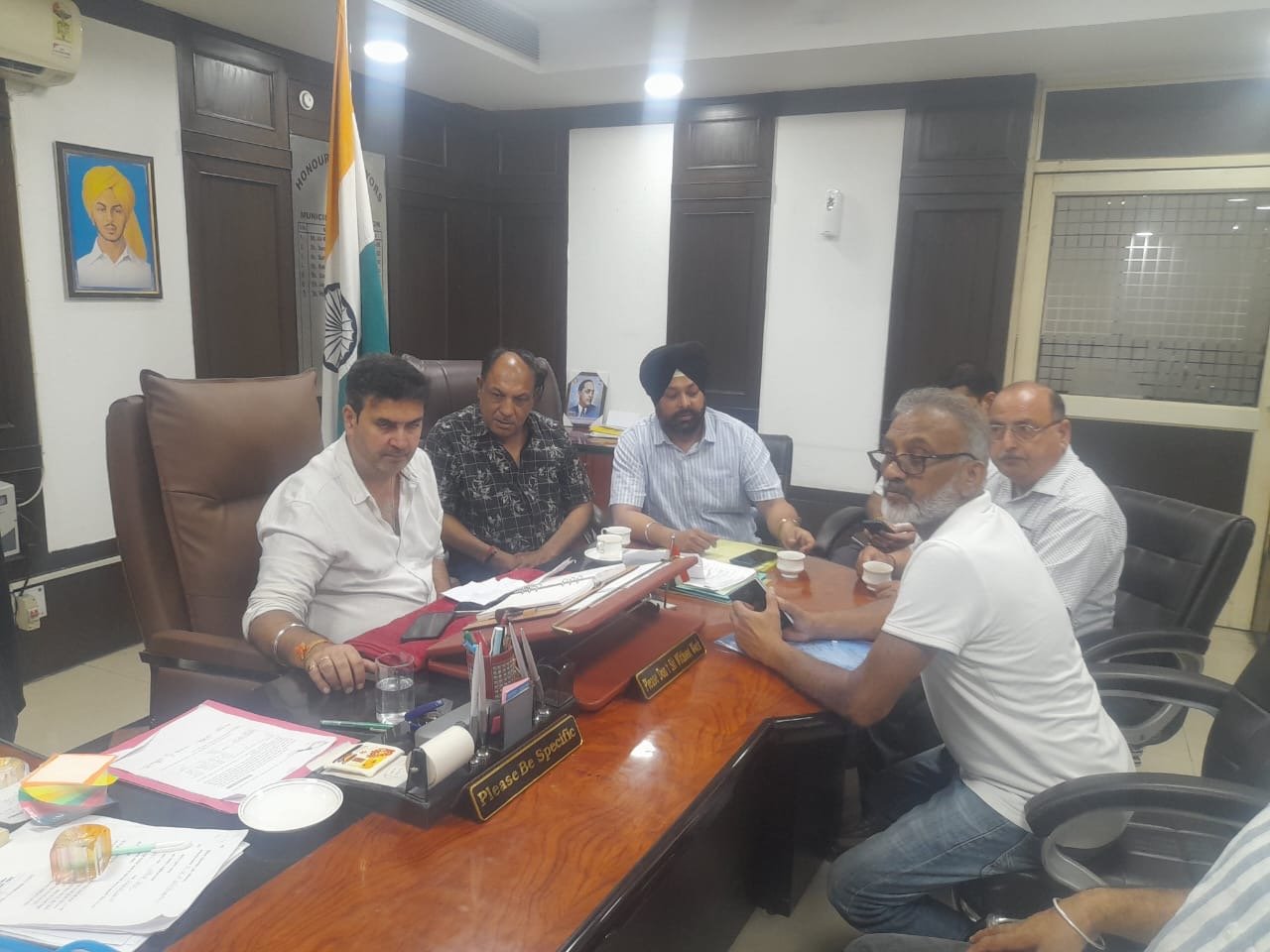 ਕੌਂਸਲਰ ਮਿੰਟੂ ਜੁਨੇਜਾ ਆਪਣੇ ਵਾਰਡ ਦੀਆਂ ਸਮੱਸਿਆ ਅਤੇ ਅਰਬਨ ਸਟੇਟ 2  ਇਲਾਕੇ ਪਾਣੀ ਨਾਂ ਆਉਣ ਦੇ ਮਸਲੇ ਨੂੰ ਲੈ ਕੇ ਮੇਅਰ ਵਿਨੀਤ ਧੀਰ ਨੂੰ ਮਿਲੇ ।