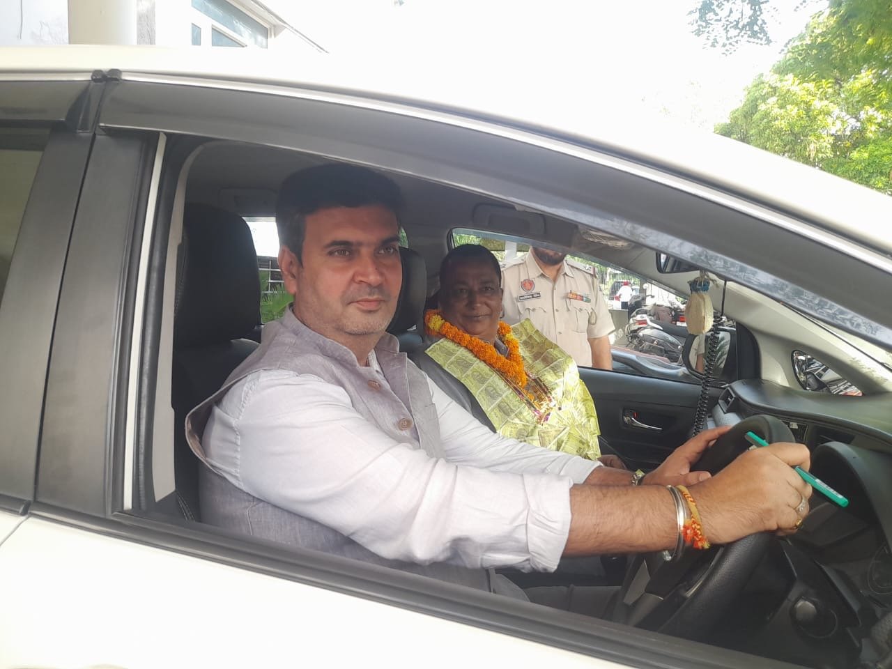 ਨਗਰ ਨਿਗਮ ਸਰਕਾਰੀ ਗੱਡੀ ਮੇਅਰ ਗੱਡੀ ਡਰਾਈਵਰ ਜੰਗ ਬਹਾਦਰ ਦੀ ਰੀਟਾਇਰਮੈਨ ਤੋਂ ਬਾਅਦ ਖ਼ੁਦ ਗੱਡੀ ਚੱਲਾ ਕੇ ਘਰ ਛੱਡਣ ਗਏ |