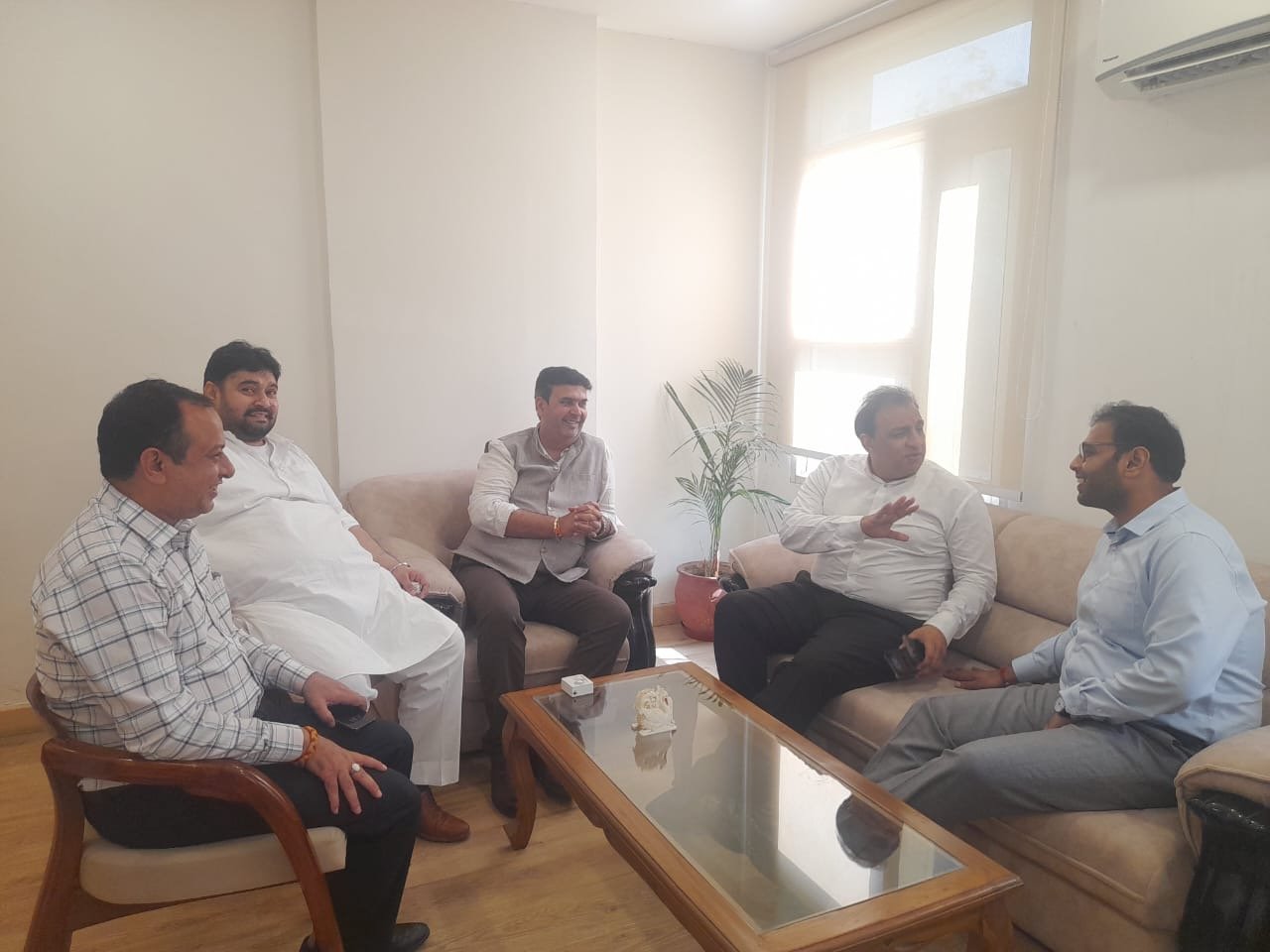 ਨਿਤਿਨ ਕੋਹਲੀ ਨੇ ਆਪ ਦੇ ਲੀਡਰਾਂ ਦੇ ਨਾਲ ਨਗਰ ਨਿਗਮ ਦਫ਼ਤਰ ਪਹੁੰਚੇ ।