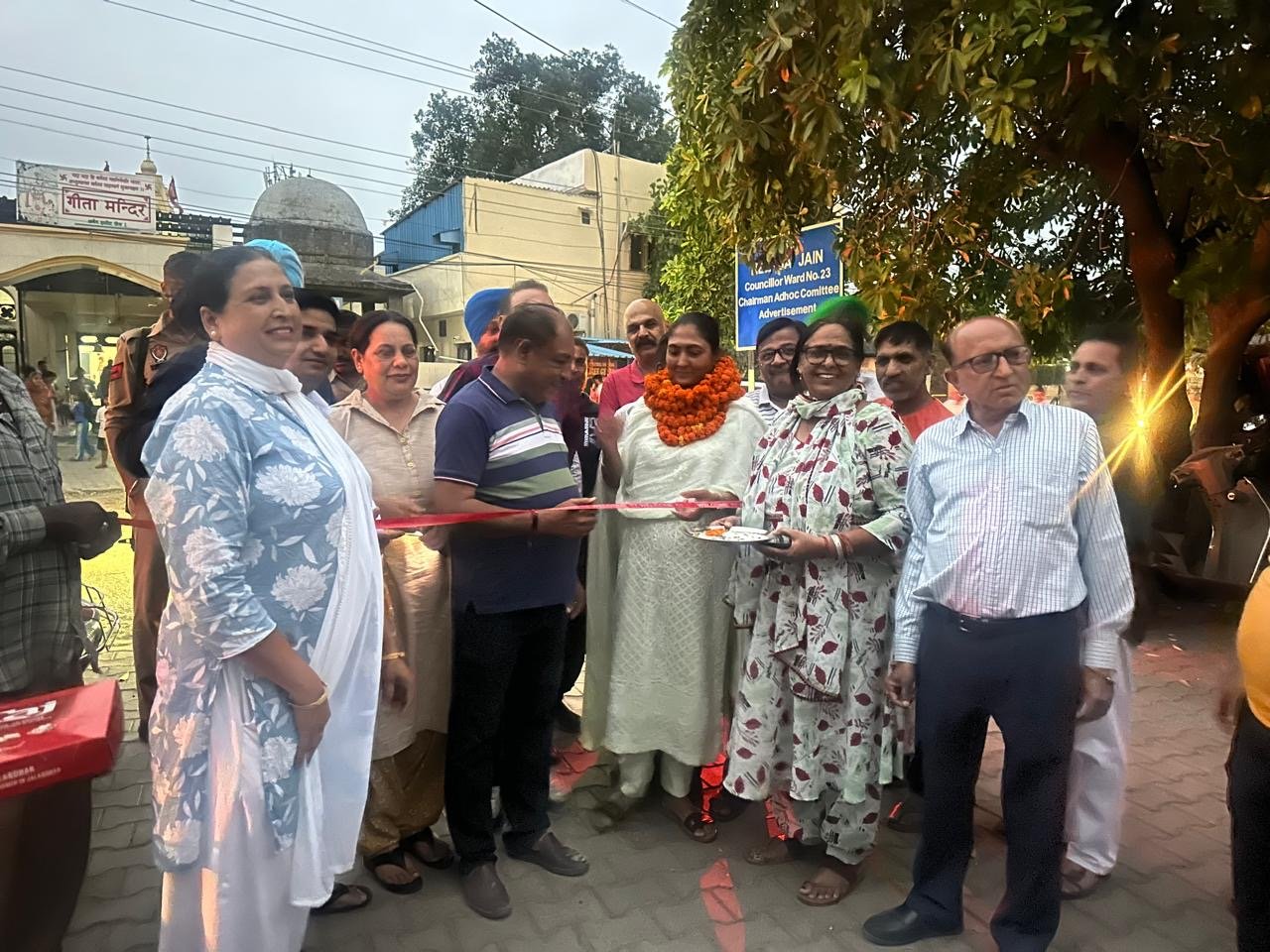 ਇੰਚਾਰਜ ਰਾਜਵਿੰਦਰ ਕੌਰ ਥਿਆੜਾ ਵਾਰਡ ਨੰਬਰ 16 ਵਿੱਚ ਸਟ੍ਰੀਟ ਲਾਈਟਾਂ ਦੇ ਕੰਮ ਦਾ ਉਦਘਾਟਨ ਕੀਤਾ ।