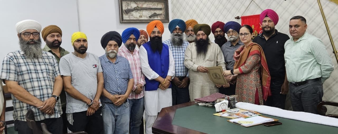 "ਸਿੱਖ ਤਾਲਮੇਲ ਕਮੇਟੀ"  ਵੱਲੋਂ (ਘੱਲੂਘਾਰਾ) ਰੋਸ ਮਾਰਚ ਦੇ ਸੰਬੰਧ ਵਿੱਚ ਪੁਲਿਸ ਕਮਿਸ਼ਨਰ ਧਨਪ੍ਰੀਤ ਕੌਰ ਨਾਲ ਕੀਤੀ ਗਈ ਮੀਟਿੰਗ। 