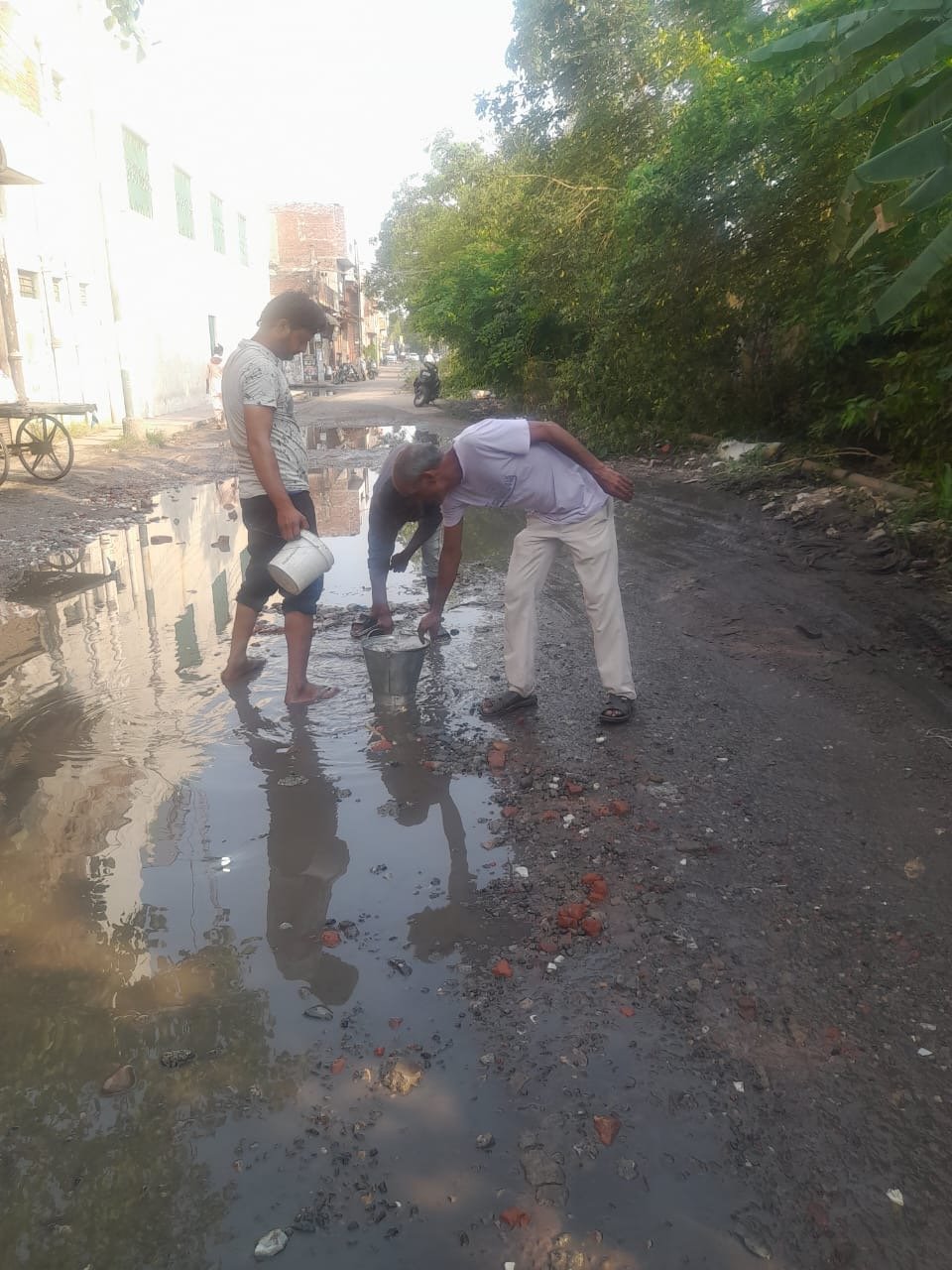 ਨਗਰ ਨਿਗਮ ਕੋਲ ਕਰੋੜਾਂ ਰੁਪਏ ਦੀ ਨਗਰ ਨਿਗਮ ਕੋ ਮਸ਼ੀਨਰੀ ਹੈ  ਇਸ ਦੇ ਬਾਵਜੂਦ ਗਾਜੀ ਗੁਲਾ ਸਮੱਸਿਆ ਹਲ ਨਹੀਂ ਹੋ ਰਿਹਾ ।