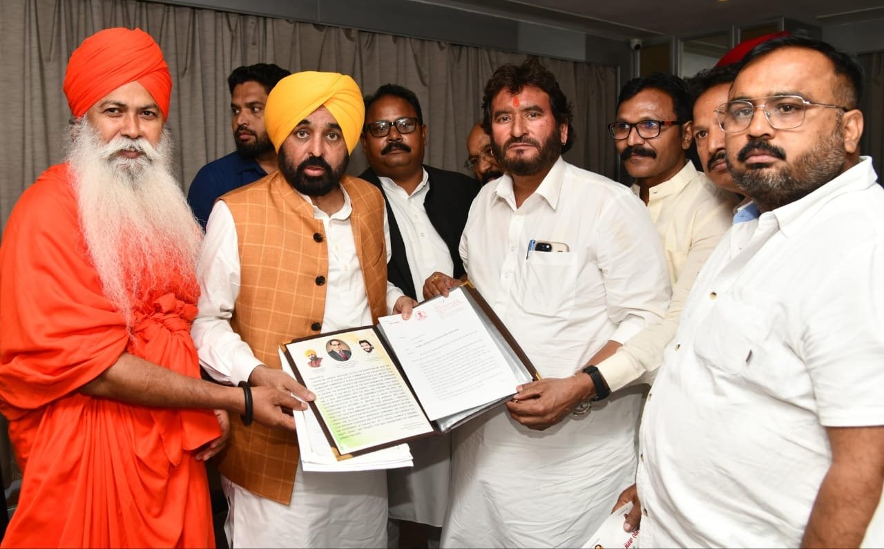 चेयरमैन श्री चन्दन ग्रेवाल  ने अलग-अलग यूनियनों से प्राप्त मांगो को मुख्या मंत्री पंजाब के समक्ष रखा ।