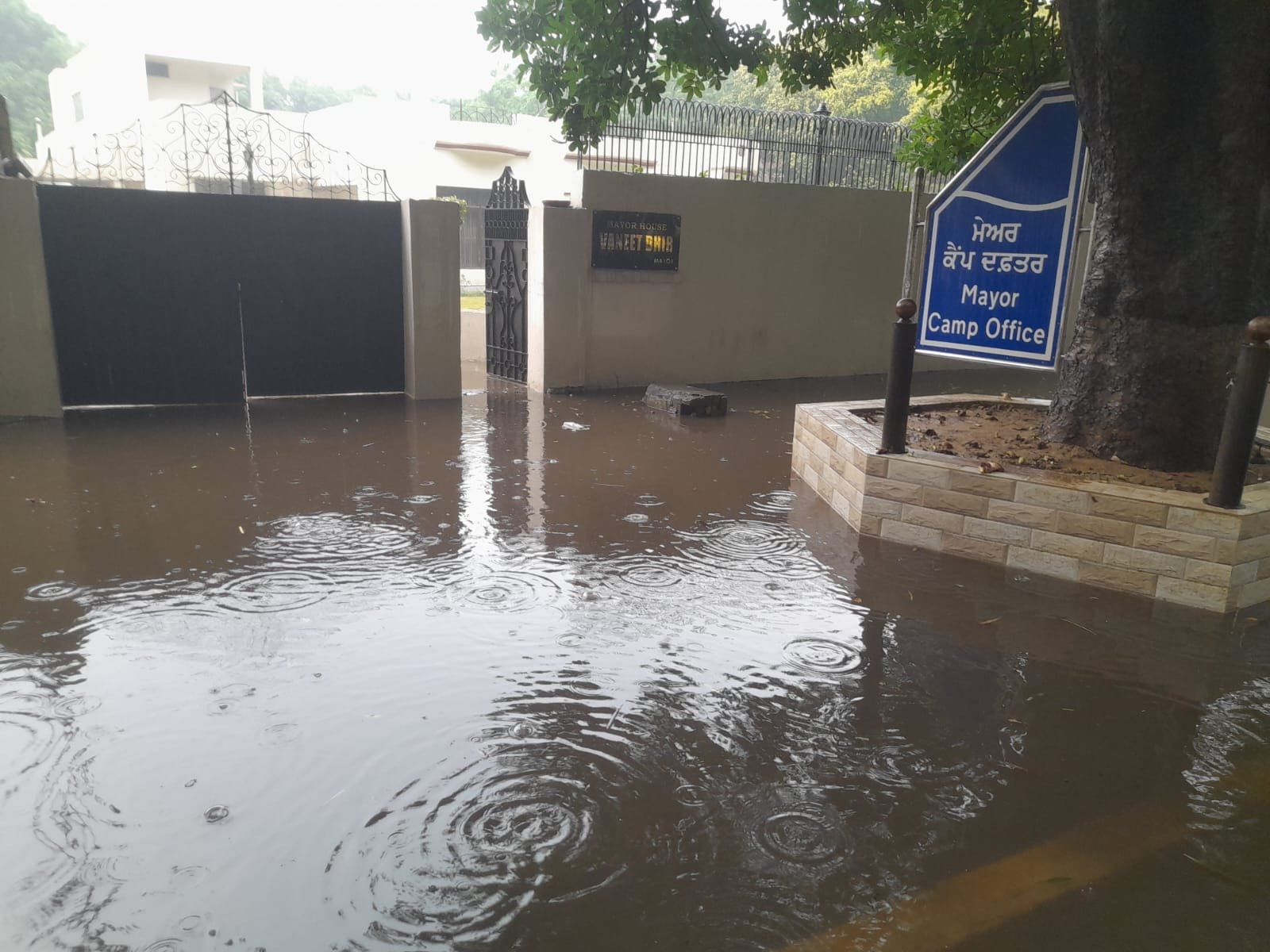 ਅੱਧੇ ਘੰਟੇ ਦੀ ਪ੍ਰੀ ਮਾਨਸੂਨ ਬਰਸਾਤ ਨੇ ਸ਼ਹਿਰ ਦਾ ਦਿਲ ਮੰਨਿਆ ਜਾਂਦਾ ਮਾਡਲ ਟਾਊਨ ਪਾਣੀ ਨਾਲ ਭਰਿਆ |