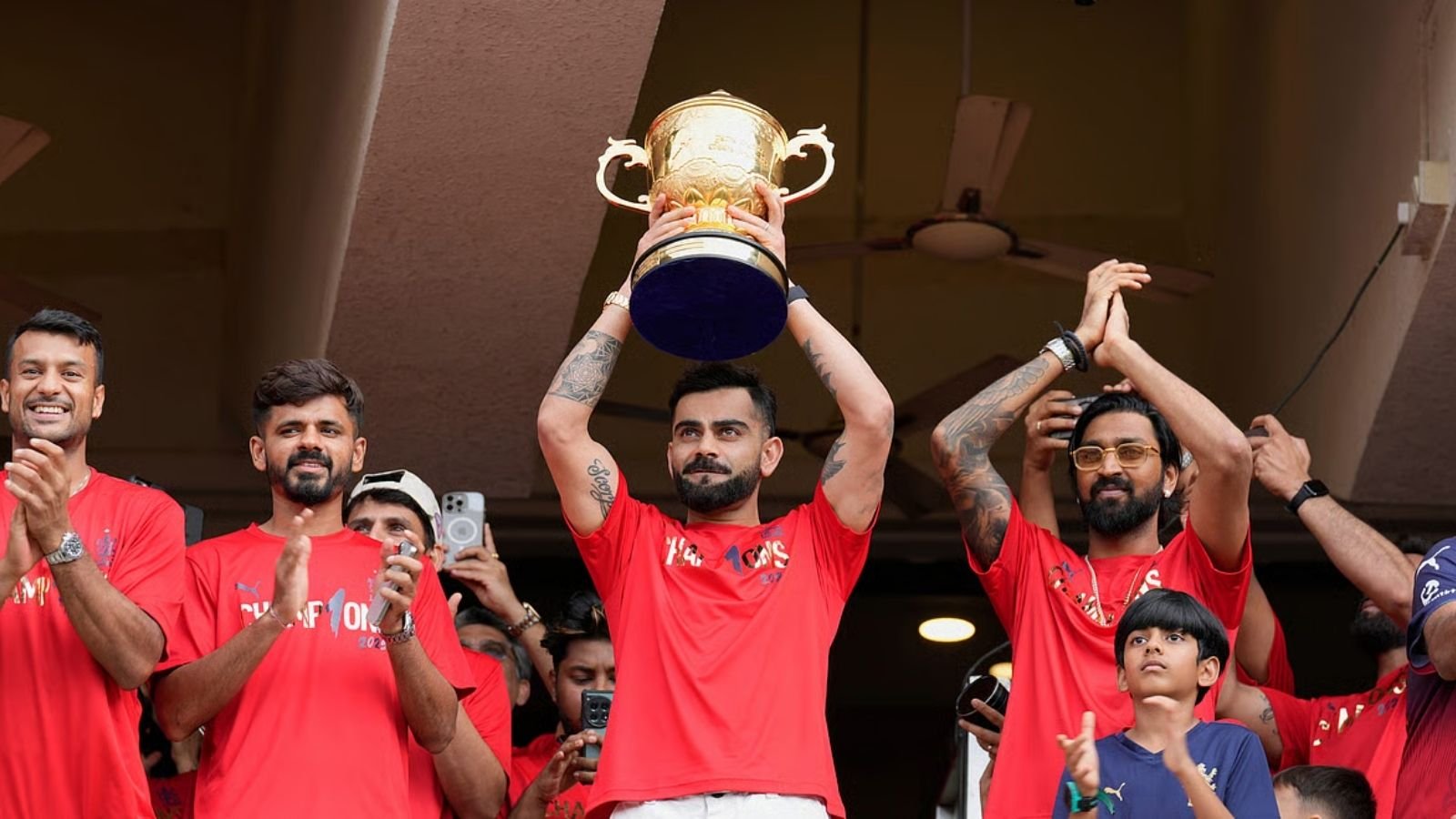 चिन्नस्वामी स्टेडियम के बाहर भगदड़ मामले की रिपोर्ट आई सामने, जांच कमेटी ने कहा- भीड़ के लिए RCB जिम्मेदार, पुलिसकर्मी भी इंसान हैं, भगवान नहीं