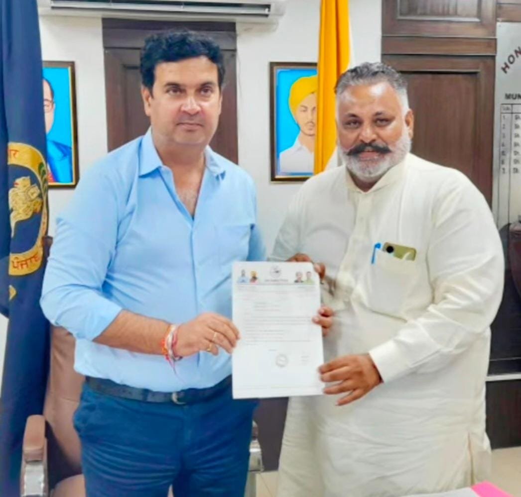 वार्ड नंबर 51के लोगों की समस्याओं को लेकर मेयर से मिले चेयरमैन सुभाष गोरिया  पहल के आधार पर समस्याओं का किया जाएगा हल - विनीत