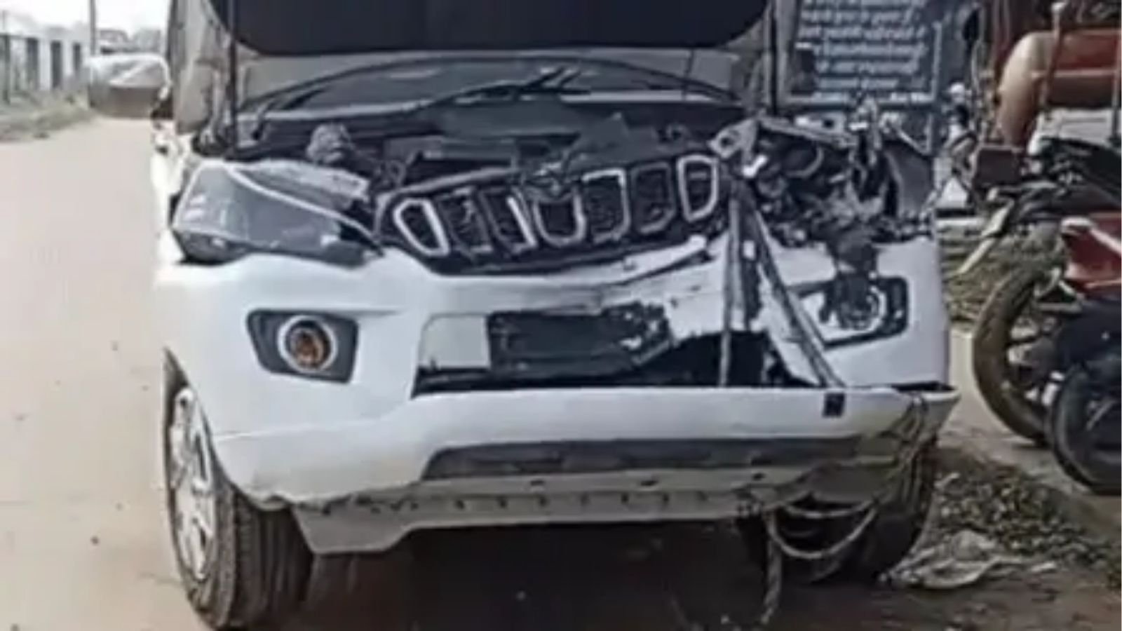 कैबिनेट मंत्री की पायलट गाड़ी ट्रक से टकराई हादसे, हादसे में इतने पुलिसकर्मी घायल