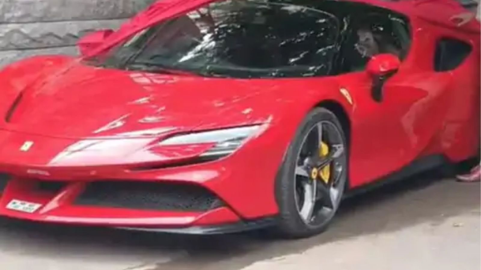 कर्नाटक में रोड टैक्स न देना व्यक्ति पड़ा भारी, पुलिस ने लगा दिया डेढ़ करोड़ रुपए का जुर्माना 