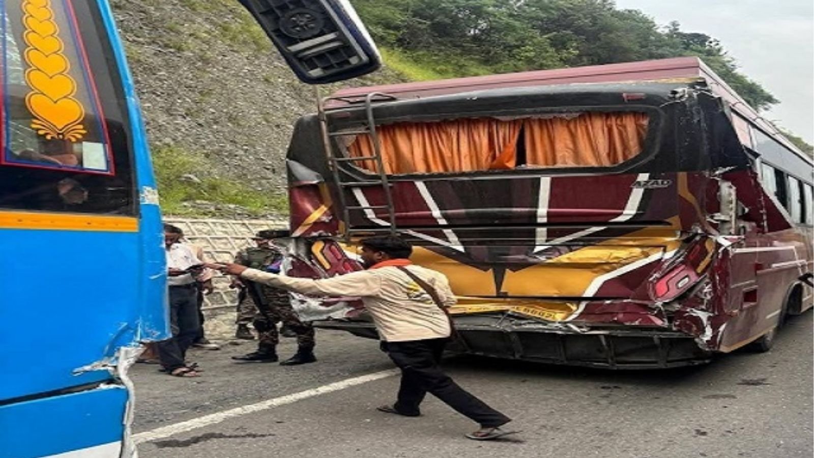 अमरनाथ यात्रा के दौरान एक के बाद एक टकराई 4 बसें, हादसे में 36 तीर्थयात्री जख्मी