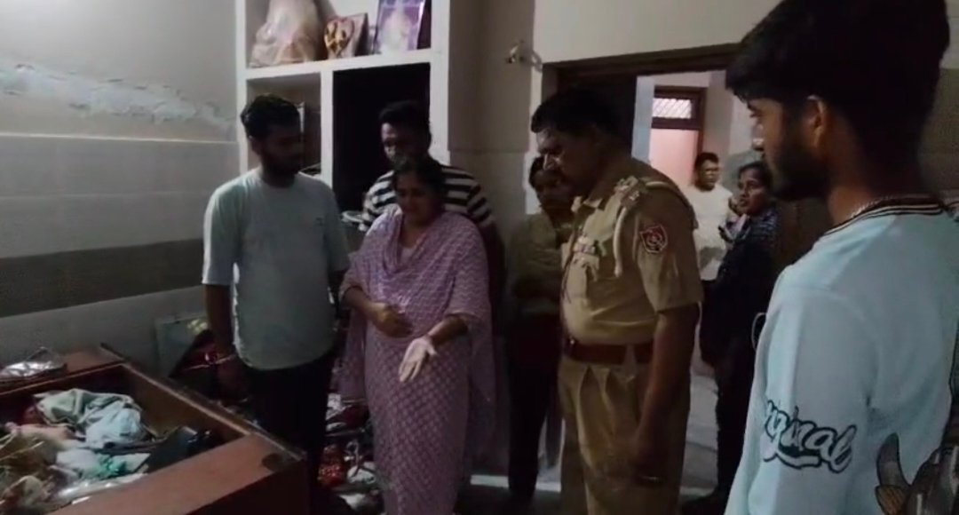 देर रात दो घरों में चोरी की वारदातों को अंजाम देकर चोर हुए फरार