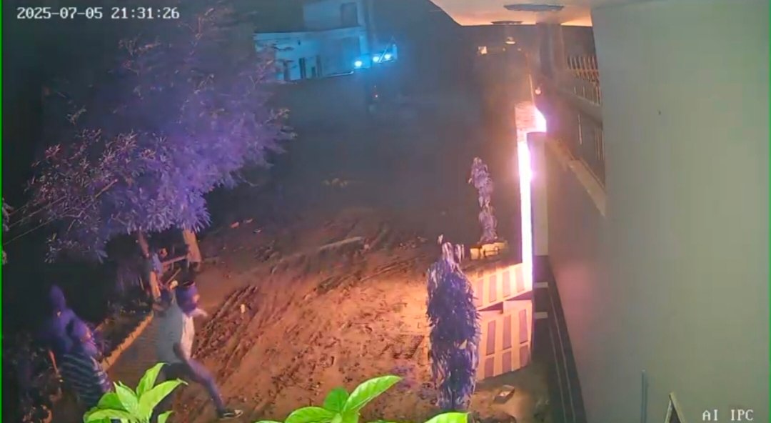 बाइक परसवार होकर आए तीन बदमाशों ने घर पर फेंका पेट्रोल बंब