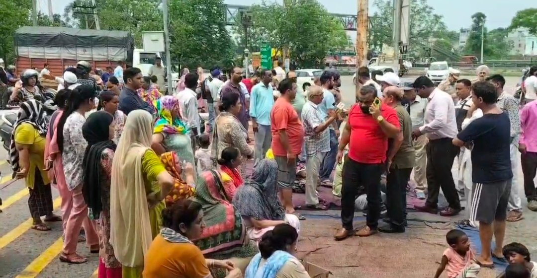 पानी की समस्या को लेकर लोगों ने मकसूदां फ्लाईओवर किया जाम