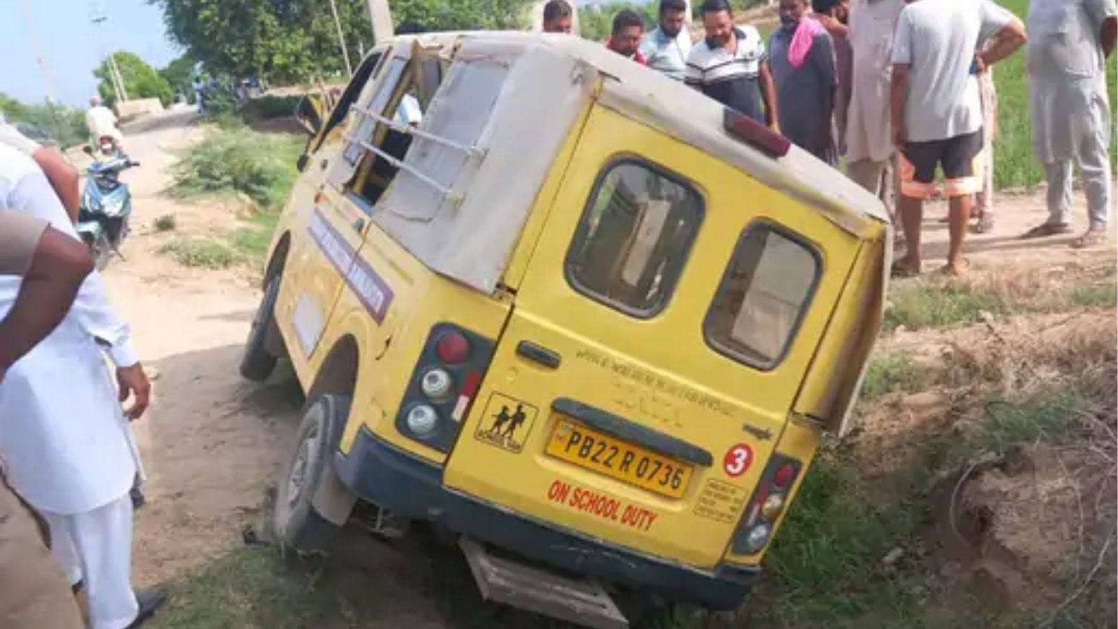 फाजिल्का में स्कूल वैन का हुआ एक्सीडेंट, बच्चों में मची चीख-पुकार