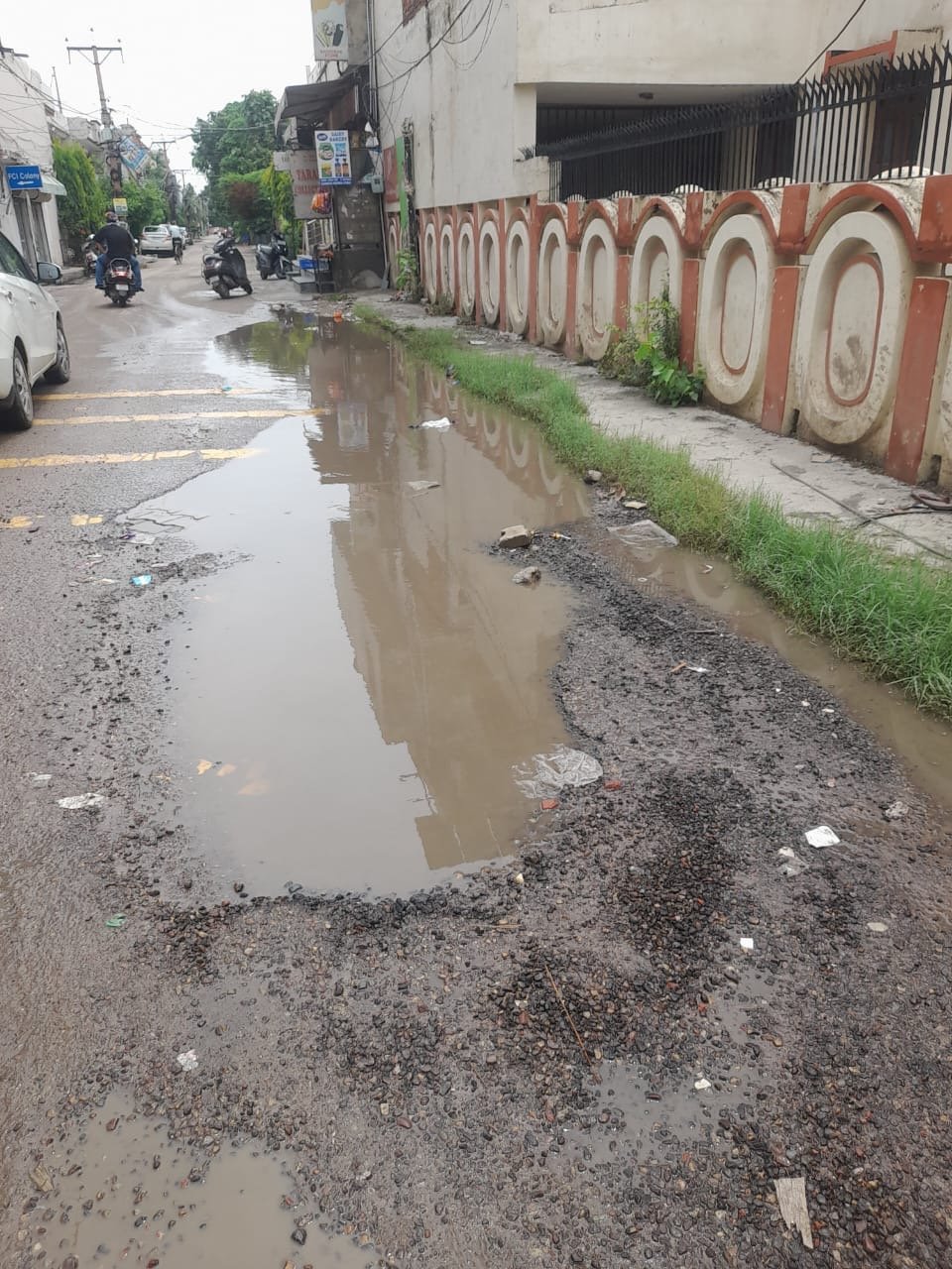 ਵਾਰਡ ਨੰਬਰ 36 ਫਰੈਂਡਸ ਕਲੋਨੀ ਅਤੇ ਐਸ ਏ ਐਸ ਨਗਰ ਟੁੱਟੀਆਂ ਨਾਲ ਇਸ ਤਰ੍ਹਾਂ ਲੱਗ ਰਿਹਾ ਪੌਸ ਦੀ ਬਜਾਏ ਸਲਮ ਲੋਕਾਂ ਦਾ ਪੈਦਲ ਲੰਘਣਾ ਤੇ ਹੈ ।