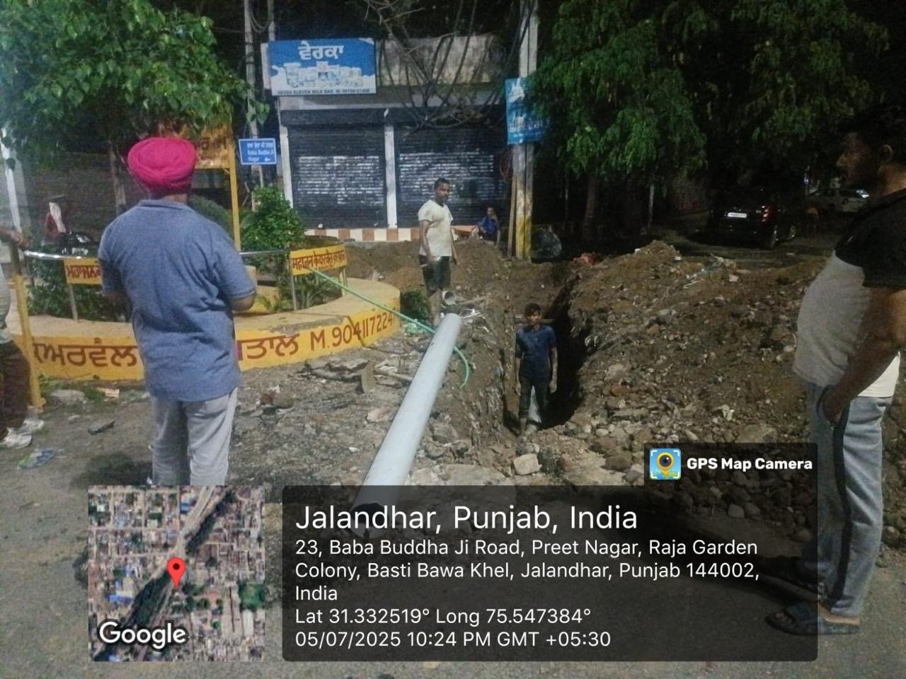 ਮਾਸਟਰ ਗੁਰਬੰਤਾ ਸਿੰਘ ਮਾਰਗ ਕੱਲ ਦੀ ਰਾਤ ਕਿਸੇ ਦੁਕਾਨਦਾਰ ਵੱਲੋਂ ਸੜਕ ਤੋੜ ਕੇ ਸਿਮਰਨ ਜੀ ਪਾਈਪ ਕਨੈਕਸ਼ਨ ਕਰਨ ਲੱਗਿਆ ਹੈ । 
