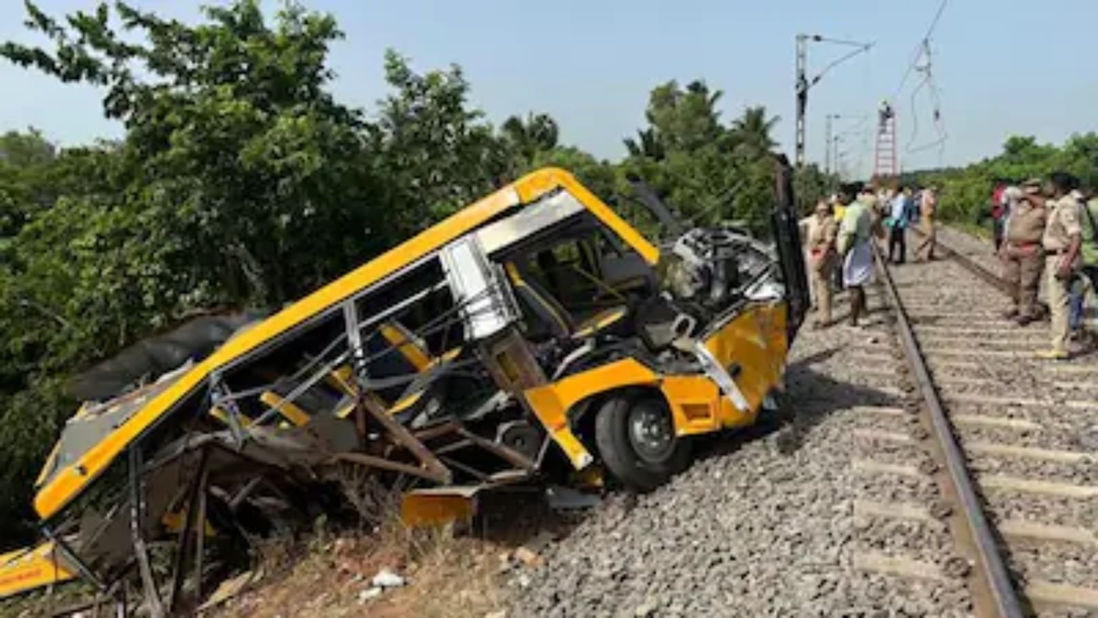 रेलवे ट्रैक क्रॉस कर रही स्कूल बस ट्रेन से टकराई, हादसे में 2 स्टूडेंट्स की मौ'त