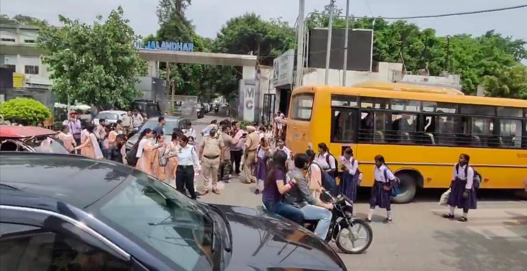 जालंधर में पुलिस को क्यों रोकनी पड़ी स्कूली बस   और मौके पर पुलिस ने कर दिया...