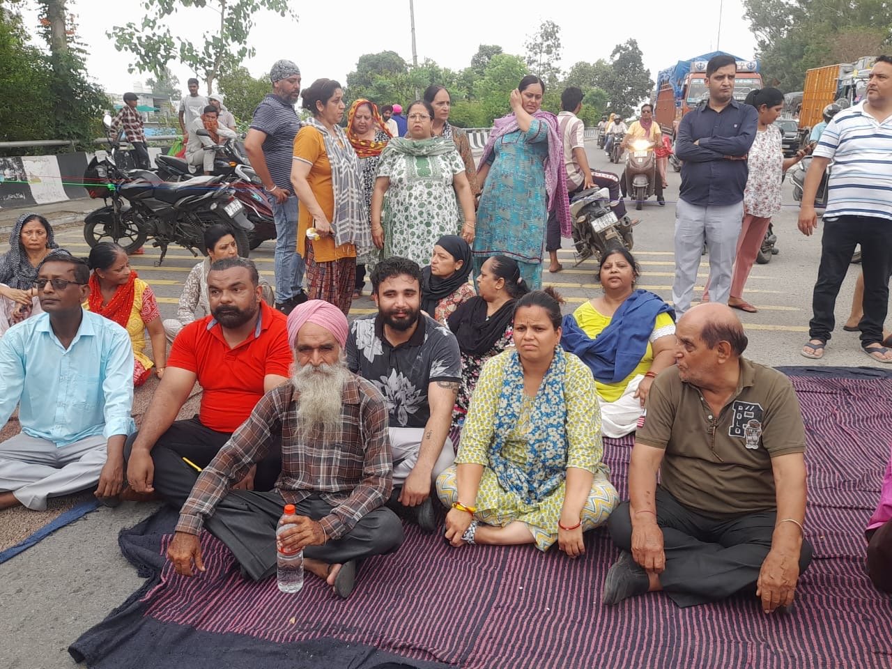 ਯੁਵਾ ਕਾਂਗਰਸ ਕਾਂਗਰਸੀ ਨੇਤਾ ਅਨਮੋਲ ਕਾਲੀਆ ਅਤੇ ਭਗਤ ਸਿੰਘ ਕਲੋਨੀ ਵਾਸੀਆਂ ਵੱਲੋਂ ਮਕਸੂਦਾਂ ਫਲਾਈ ਓਵਰ ਉਤੇ ਧਰਨਾ ਲਗਾਇਆ ਗਿਆ ।