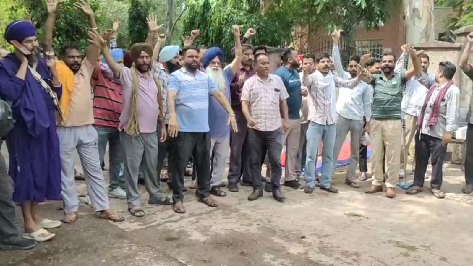 पूरे पंजाब में बस यूनियन का चक्का जाम, लोगों को करना पड़ रहा है मुश्किलों का सामना, देखें Video