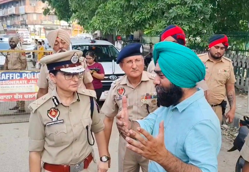 जालंधर पुलिस कमिश्नर धनप्रीत कौर ने शहर में लगे नाकों का लिया जायजा   पढ़ें पूरी खबर 