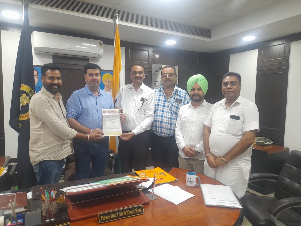 ਸੋਡਲ ਸੁਧਾਰ ਸਭਾ ਦੇ ਪ੍ਰਧਾਨ ਪੰਕਜ ਚੱਡਾ ਨੇ ਸਾਥੀਆਂ ਸਹਿਤ ਨੂੰ ਬਾਬਾ ਸੋਡਲ ਮੇਲੇ ਸੰਬੰਧੀ ਝੰਡੇ ਦੀ ਰਸਮ ਦਾ ਸੱਦਾ ਪੱਤਰ ਮੇਅਰ ਵਨੀਤ ਧੀਰ ਦਿੱਤਾ ।