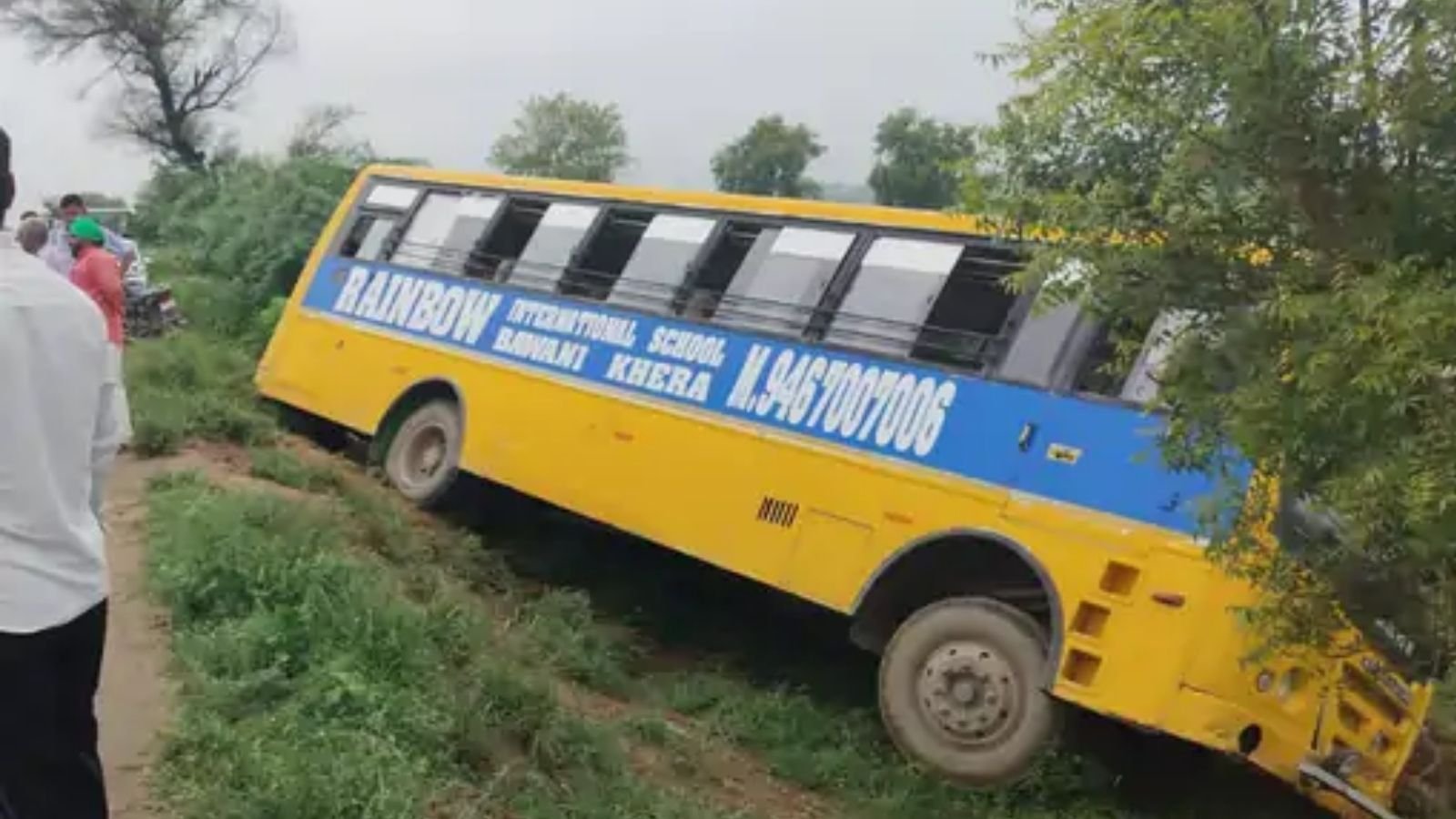 बच्चों को स्कूल ले जा रही बस हादसे का शिकार, मची चीख-पुकार, कई जख्मी