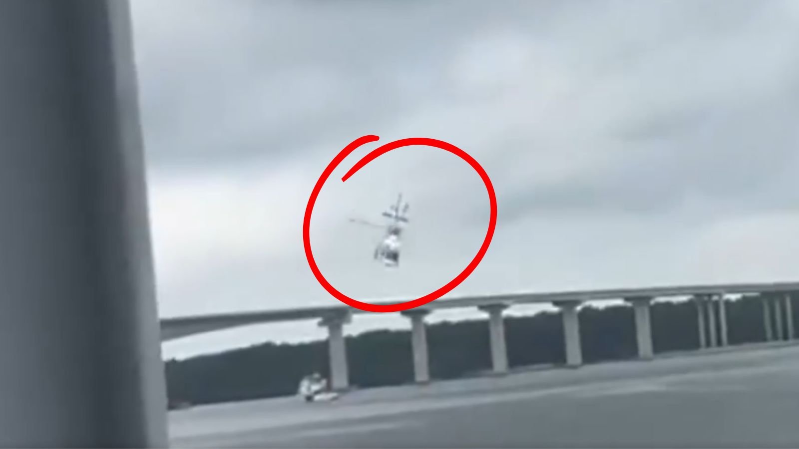 मलेशिया में क्रैश हुआ पुलिस हेलिकॉप्टर, नदी में जाकर गिरा, देखें Video