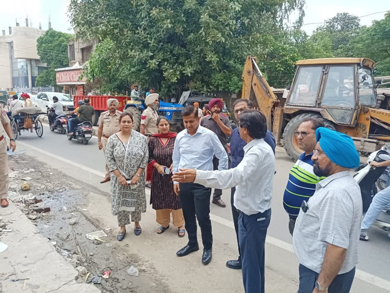 खाली प्लाटों से कूड़ा साफ न करने पर नोटिस 