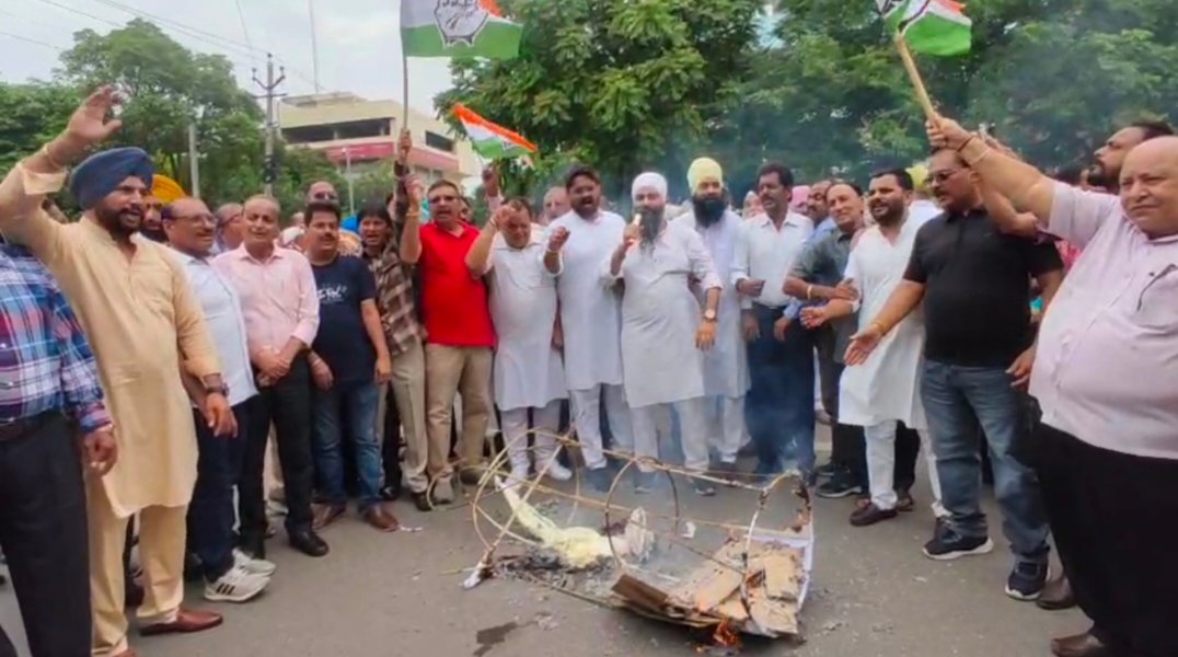 AAP पर आग बबूला हुए कांग्रेस कार्यकर्ता...  फूंक दिया पंजाब सरकार और GST विभाग का पुतला   जानिए…. क्यों ?
