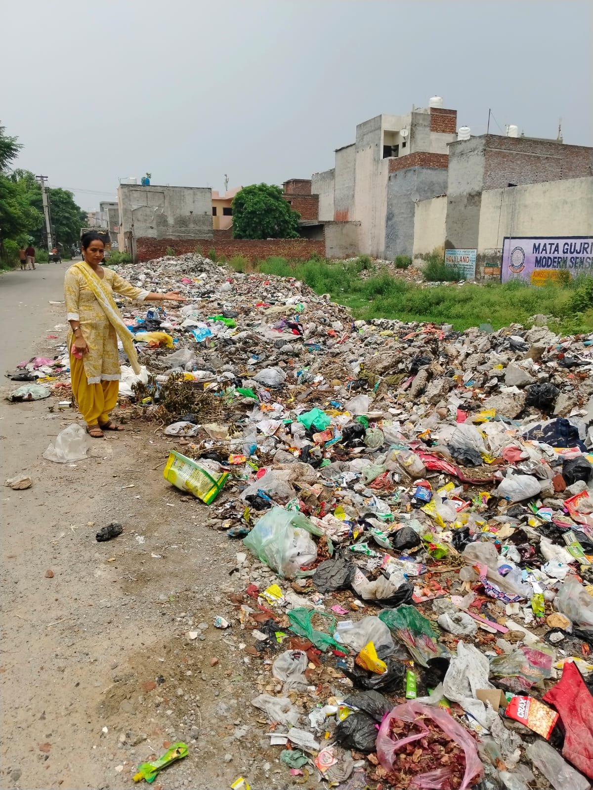 ਮਧੂਬਨ ਸਕੂਲ ਦੇ ਨਾਲ ਪਿਛਲੇ ਦੋ ਸਾਲਾਂ ਤੋਂ ਕੂੜਾ ਨਹੀਂ ਚੱਕਿਆ ਗਿਆ : ਬਲਬੀਰ ਕੌਰ