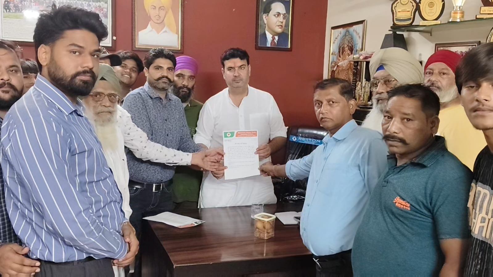 कुणाल शर्मा जी साथियों सहित वार्ड नंबर 60 से वार्ड की समस्या लेकर मेयर विनीत  धीर को मिले ।