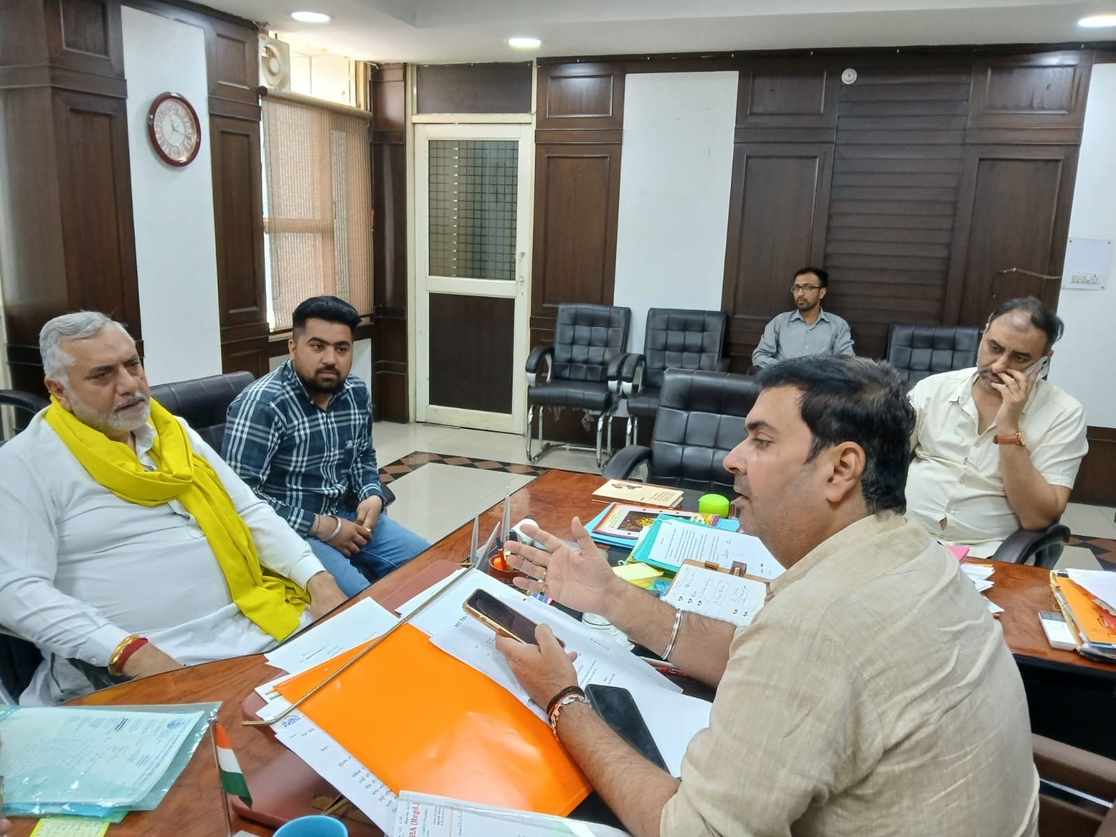 ਜੋਗਿੰਦਰ ਪਾਲ ਸ਼ਰਮਾ ਅਤੇ ਸਾਹਿਲ ਹਲਕਾ ਨੌਰਥ ਦੀਆਂ ਸੀਵਰੇਜ ਦੀ ਸਮੱਸਿਆ ਅਤੇ ਗੰਦੇ ਪਾਣੀ ਦੀ ਲੈ ਕੇ ਮੇਅਰ ਵਿਨੀਤ ਧੀਰ ਨੂੰ ਮਿਲੇ ।