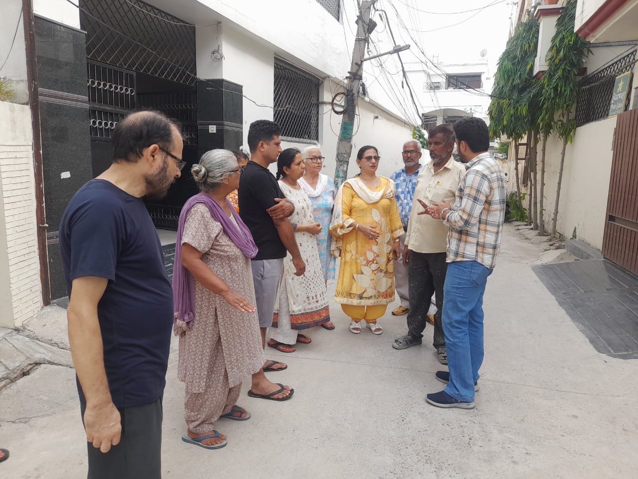 ਡਾ. ਜਸਲੀਨ ਸੇਠੀ ਨੇ ਮਕਦੂਪੁਰਾ ਦੀ ਨਵੀਂ ਬਣਿਆ ਗਲੀਆਂ ਦੀ ਲੋਕਾਂ ਵਲੋ ਮਿਲੀ ਸ਼ਿਕਾਇਤ ਤੇ ਮੌਕੇ ਦਾ ਮੁਆਇਨਾ ਕੀਤਾ ।