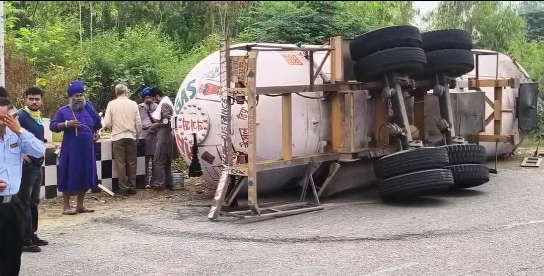 आदमपुर में अनियंत्रित होकर पलटा HP गैस से भरा टैंकर  मौके पर रोका गया आवागमन